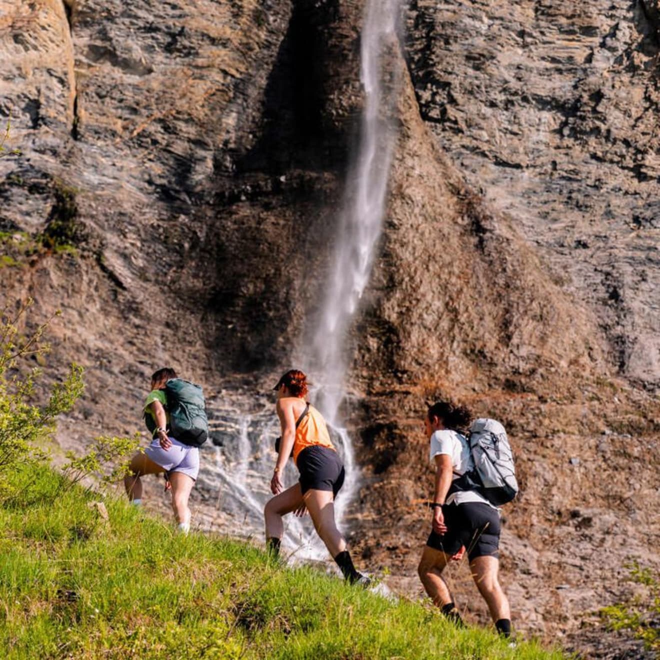 Des personnes qui découvrent les plus beaux sentiers de randonnée en France grâce à l'application Decathlon Outdoor.