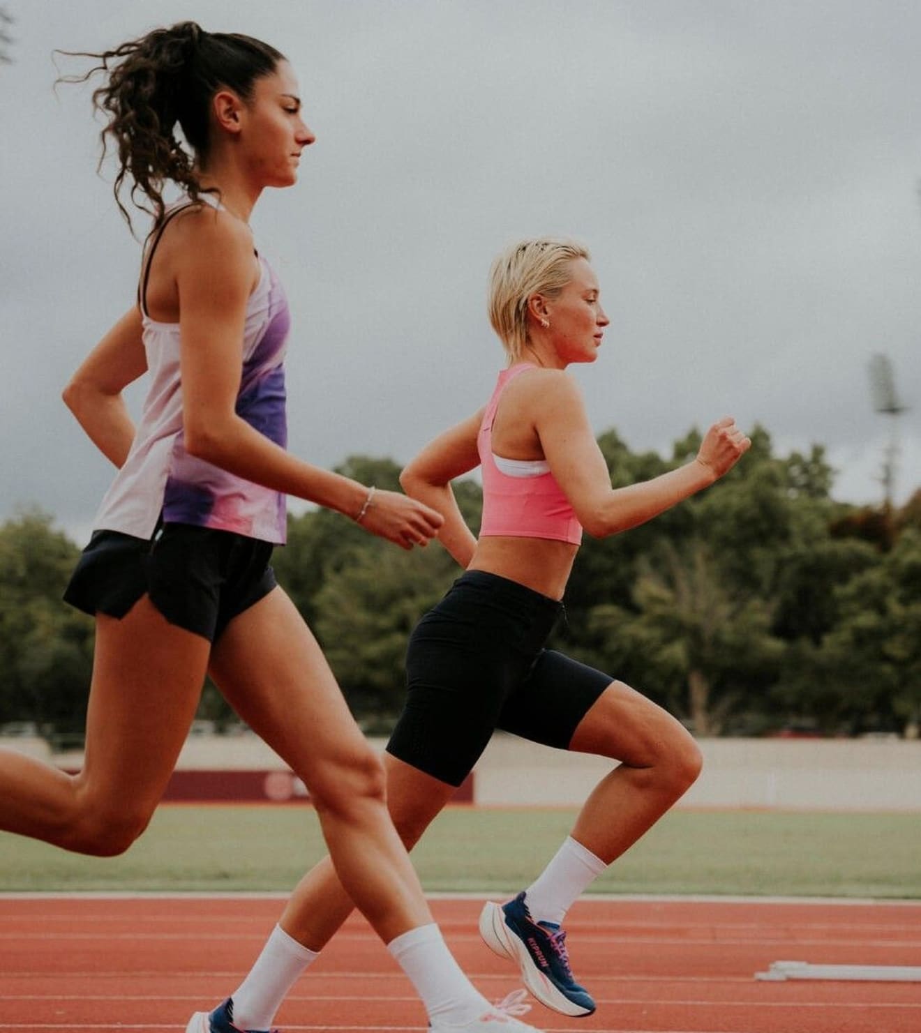 Deux coureuses qui s'entraînent pour un 5 km.