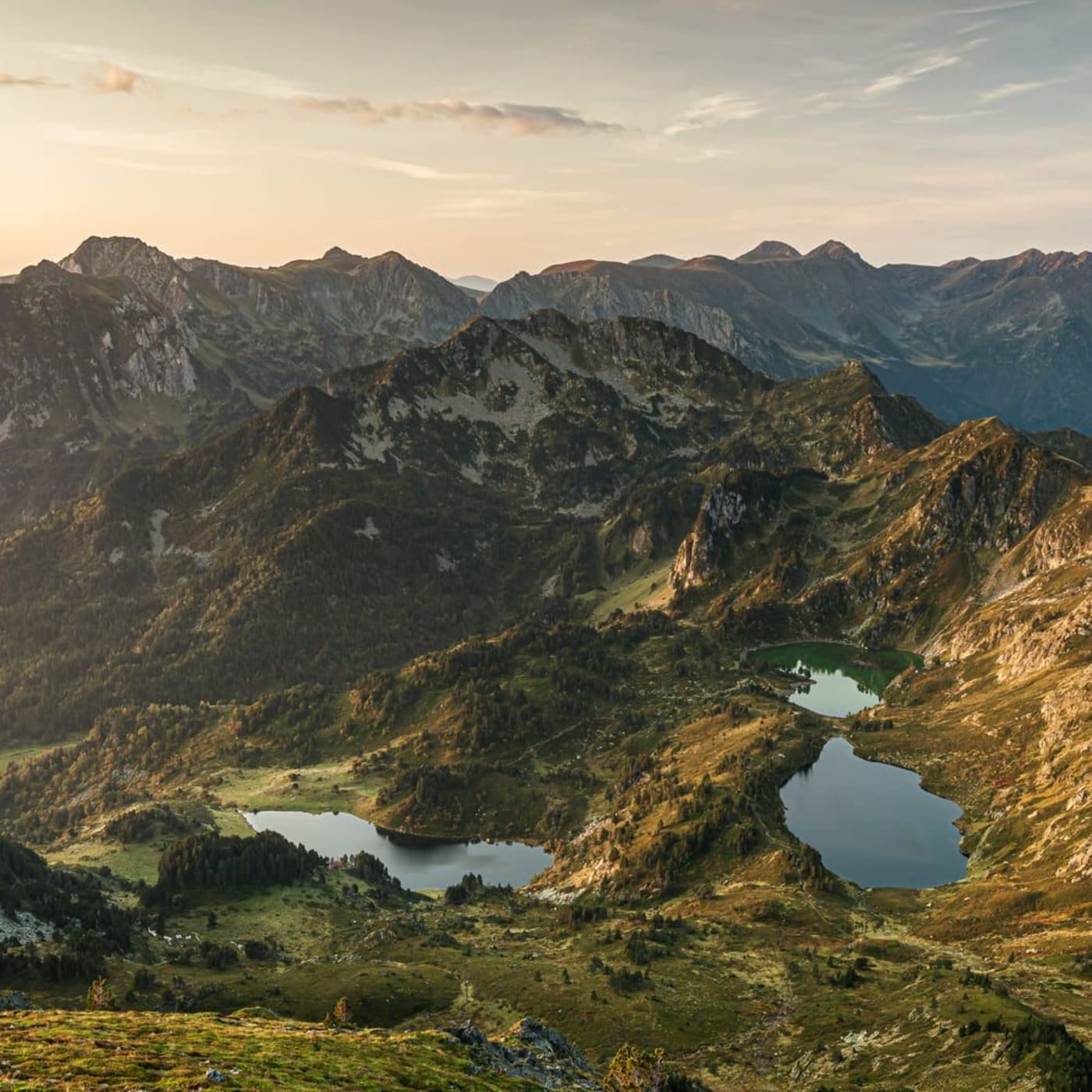 Randonnée étangs de Rabassoles : petits lacs entourés de montagnes sur soleil levant