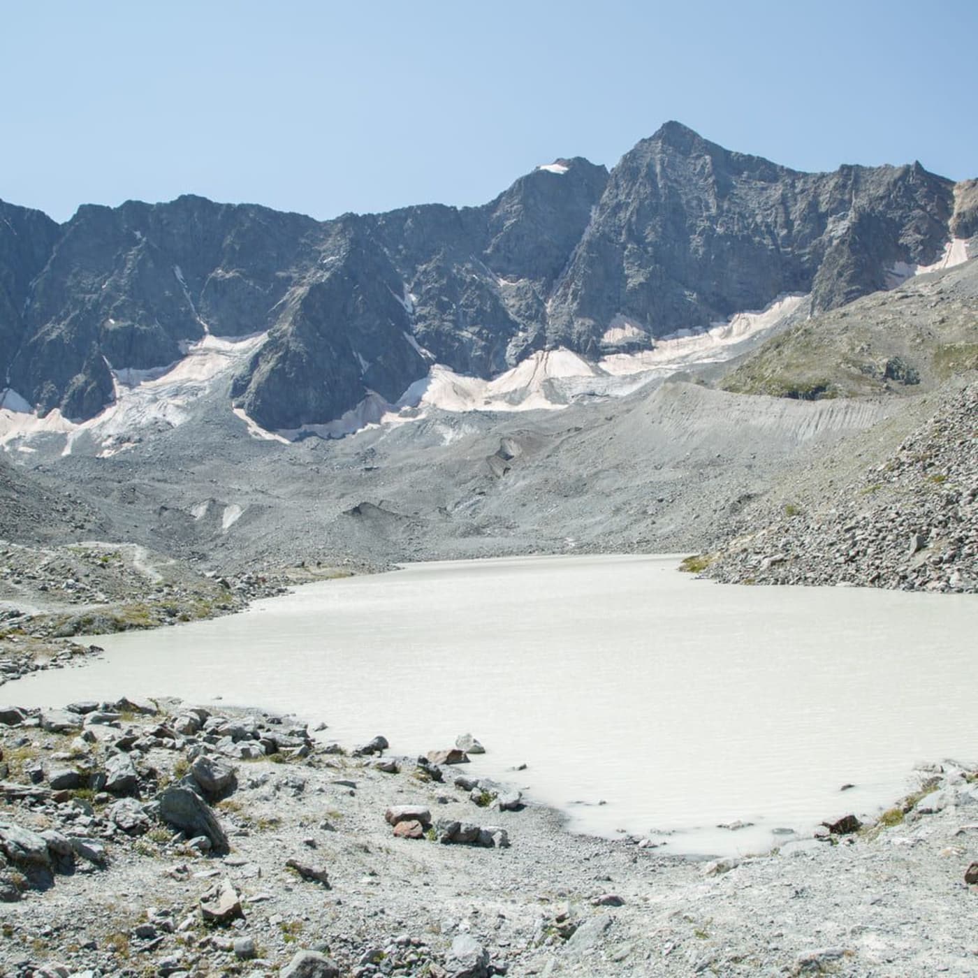 Randonnée lac de la Douche : étendue d'eau trouble au pied des montagnes