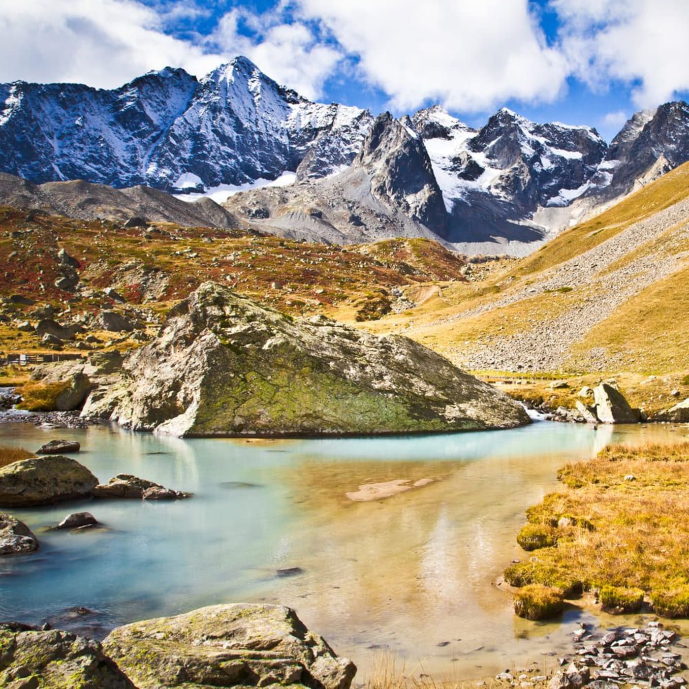 Randonnée lac de la Douche : eau turquoise entourée de végétation ocre et de montagnes