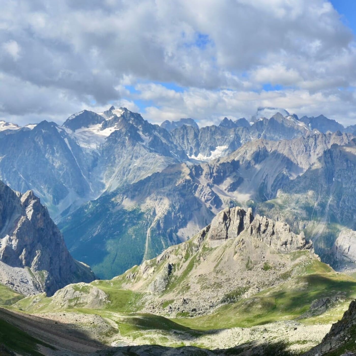 Lac des Béraudes : vue sur le massif des Écrins et des Cerces depuis le col des Béraudes