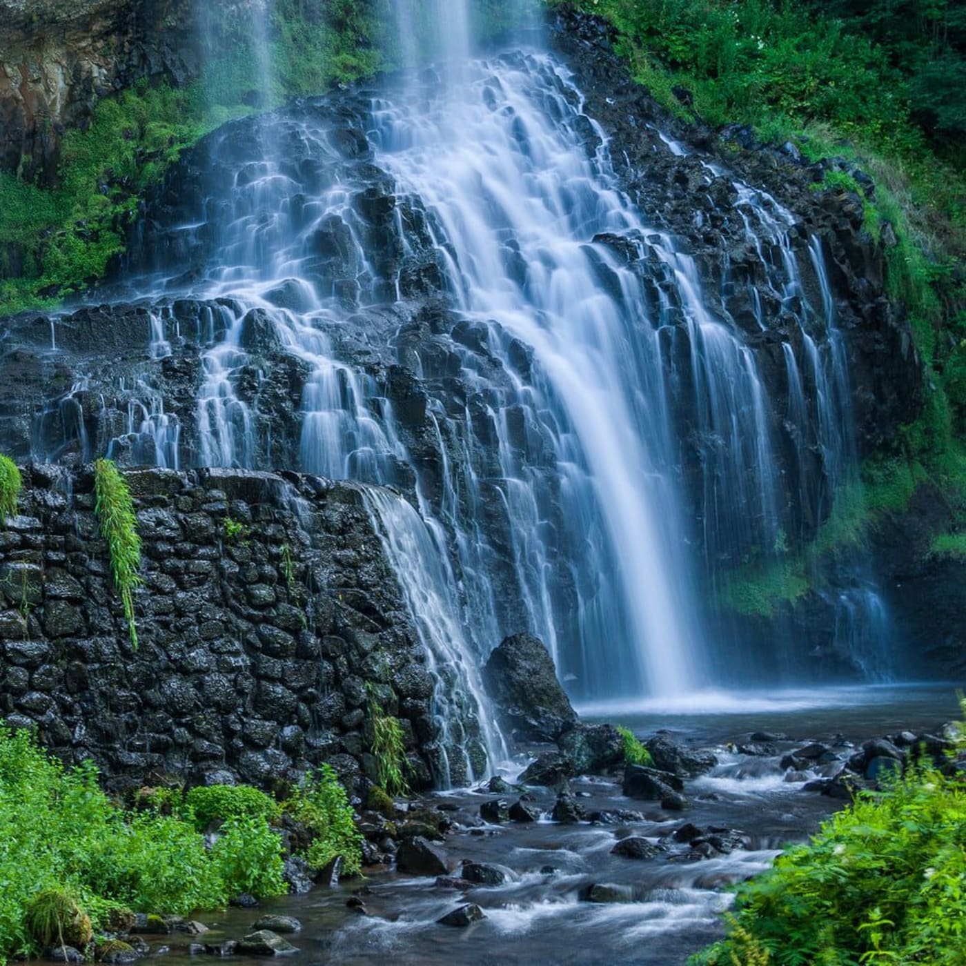 Randonnée cascade de la Beaume : eau dégringolant sur roche sombre