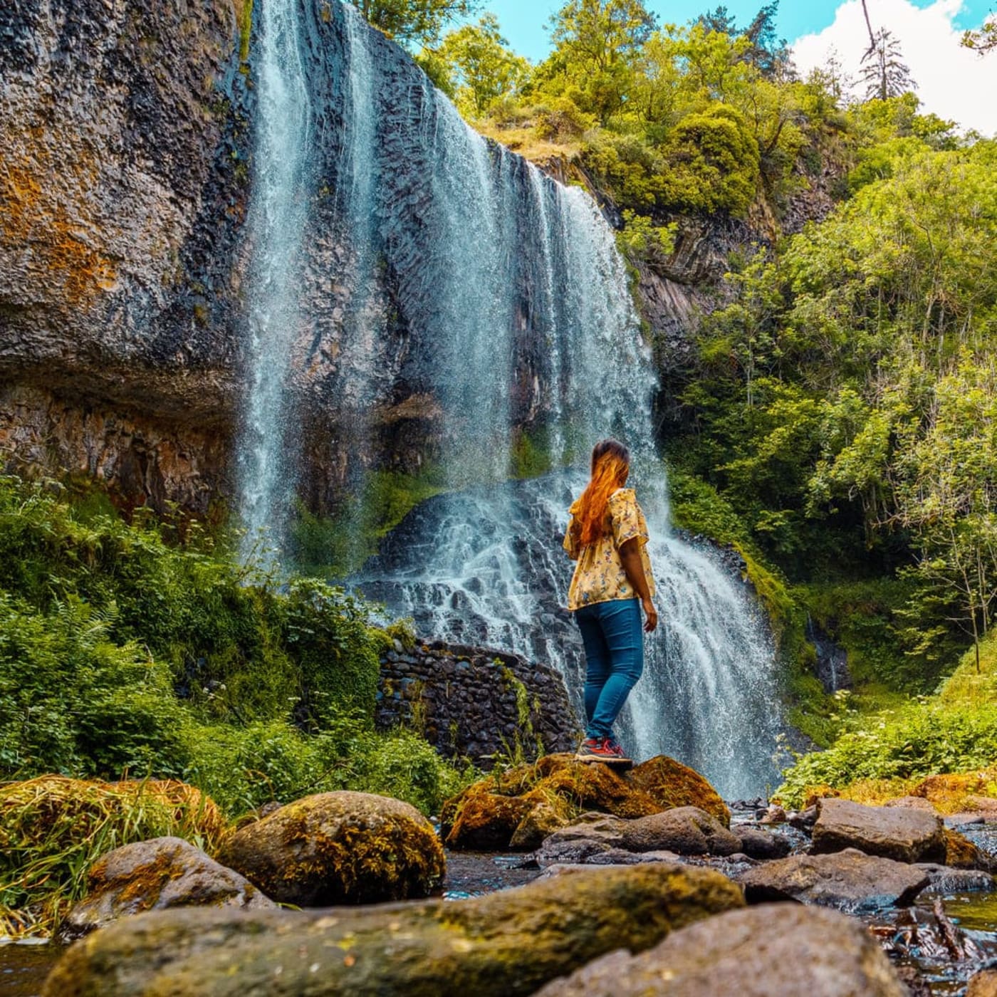 Randonnée cascade de la Beaume : personne de dos face à une chute d'eau