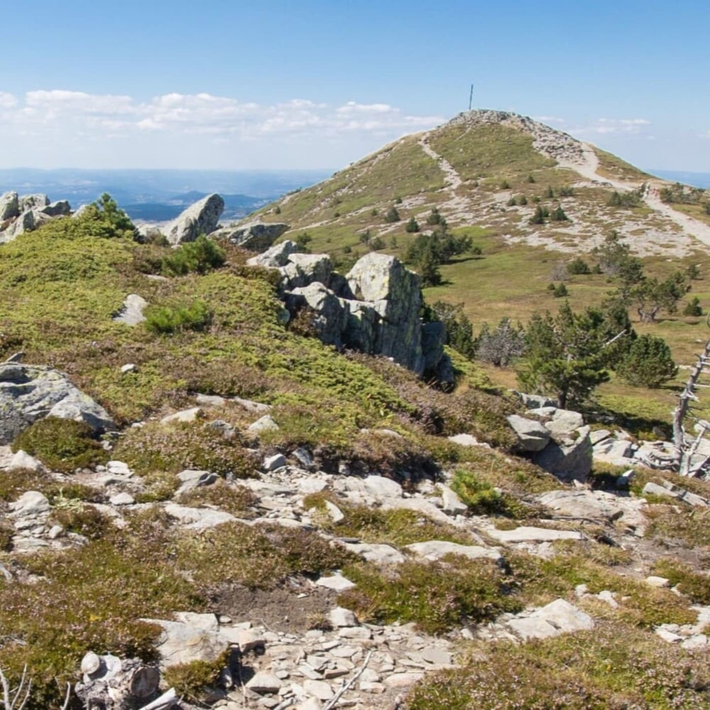 Randonnée mont Mézenc : vue du sommet sur le deuxième dôme