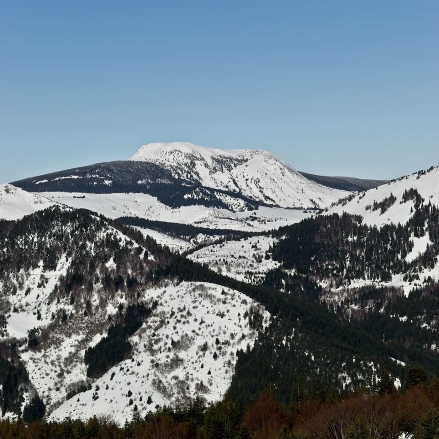 Randonnée mont Mézenc : vue sur le mont Mézenc enneigé