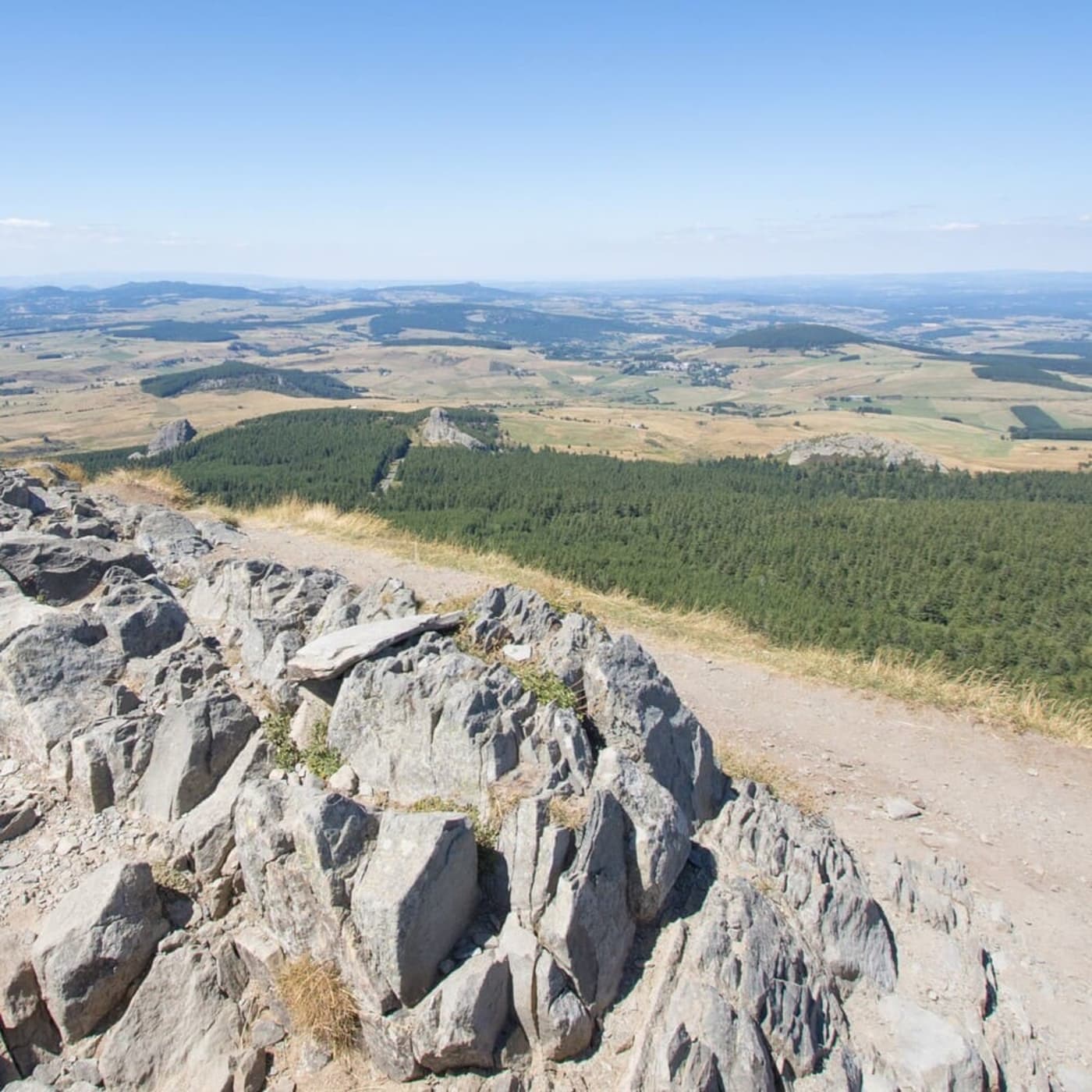 Randonnée mont Mézenc : panorama sur la Haute-Loire et l'Ardèche depuis le sommet