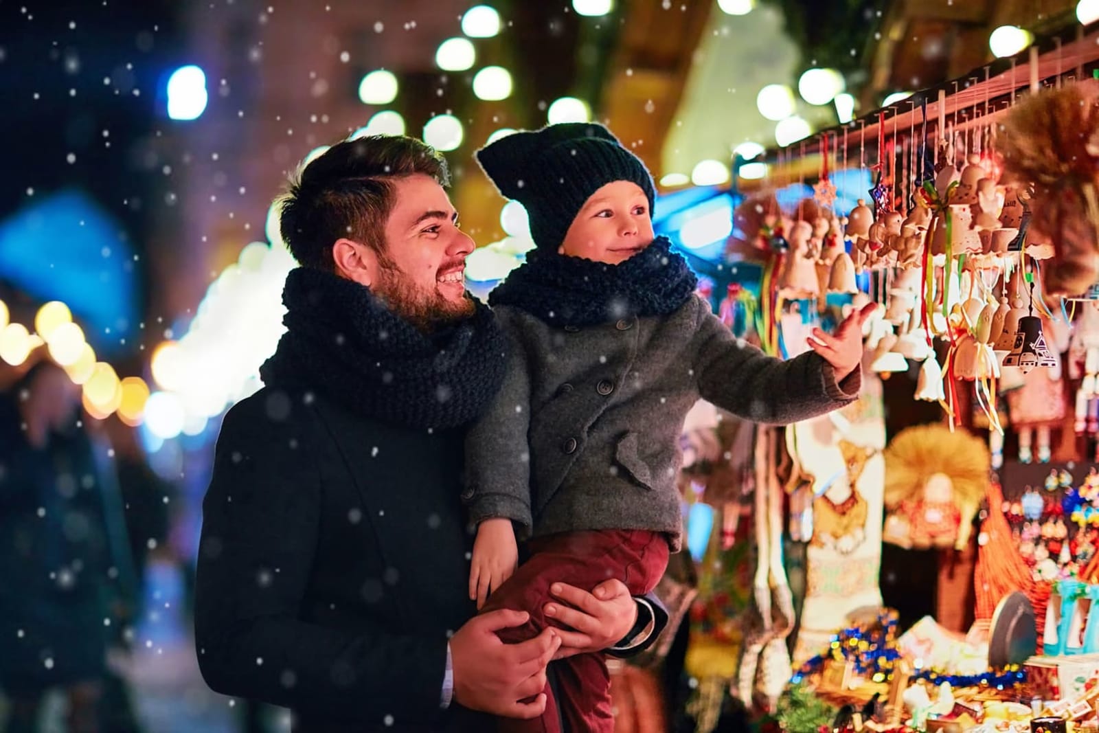 Marchés de Noël en Alsace : un homme et son enfant devant les décorations de Noël