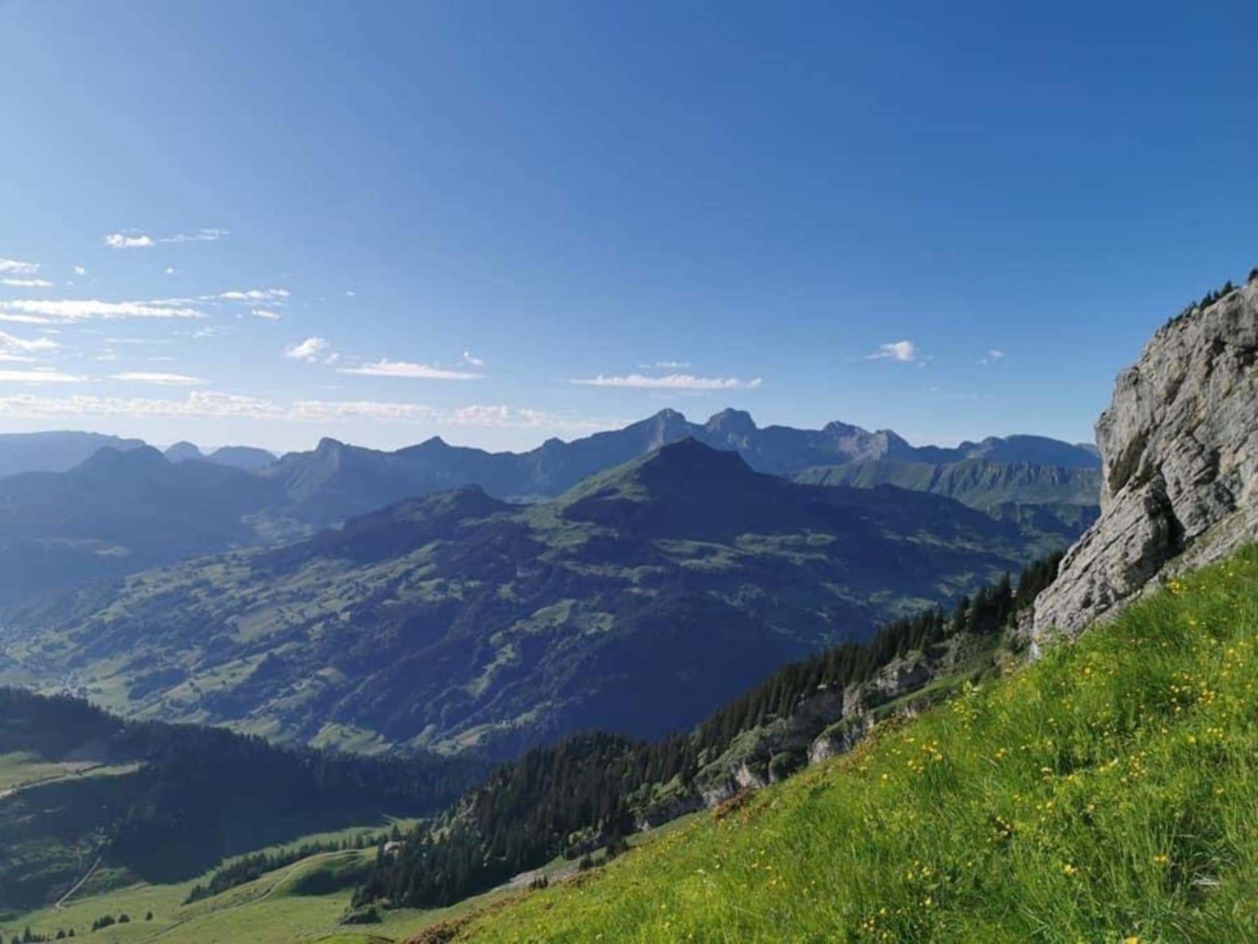 Randonnée La Clusaz - Trou de la Mouche et monts alpins qui se dévoilent