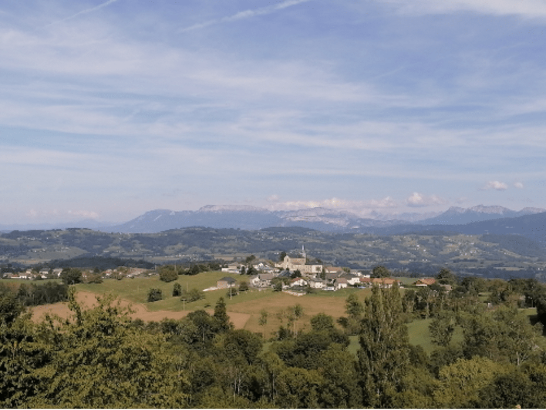 Randonnée Massingy - Chapelle de Ligny et mise en scène lointaine des Bauges