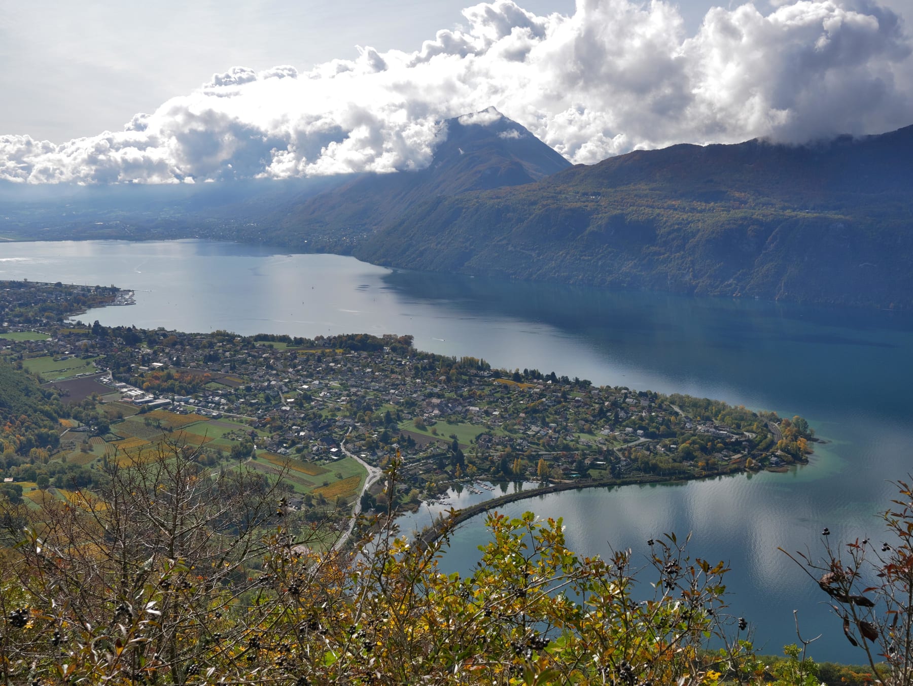 Randonnée Aix-les-Bains - Croix de Meyrieu par la grotte des Fées et camaïeu de bleu