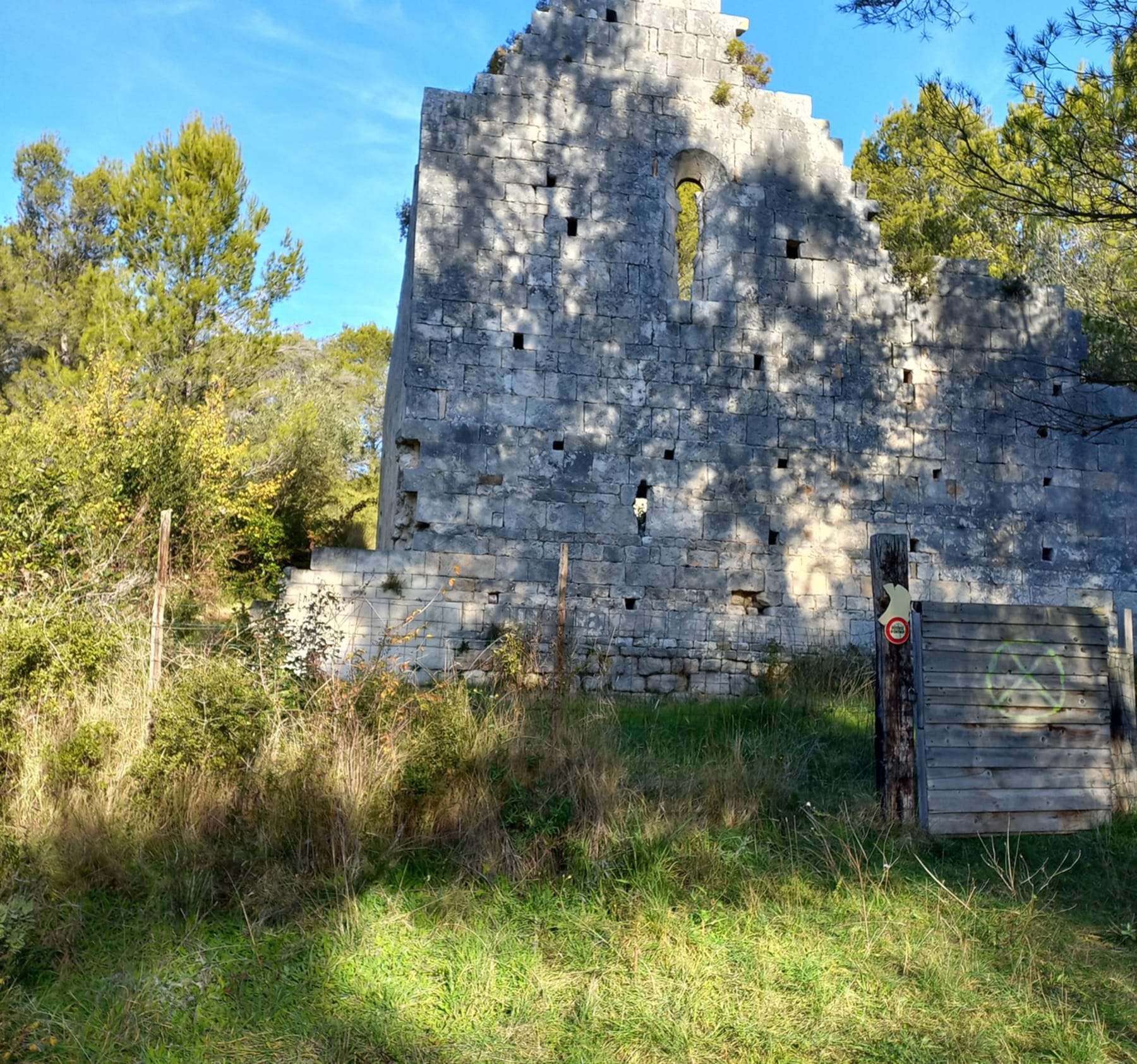 Randonnée Saint-Étienne-du-Grès - La chapelle Saint Peire