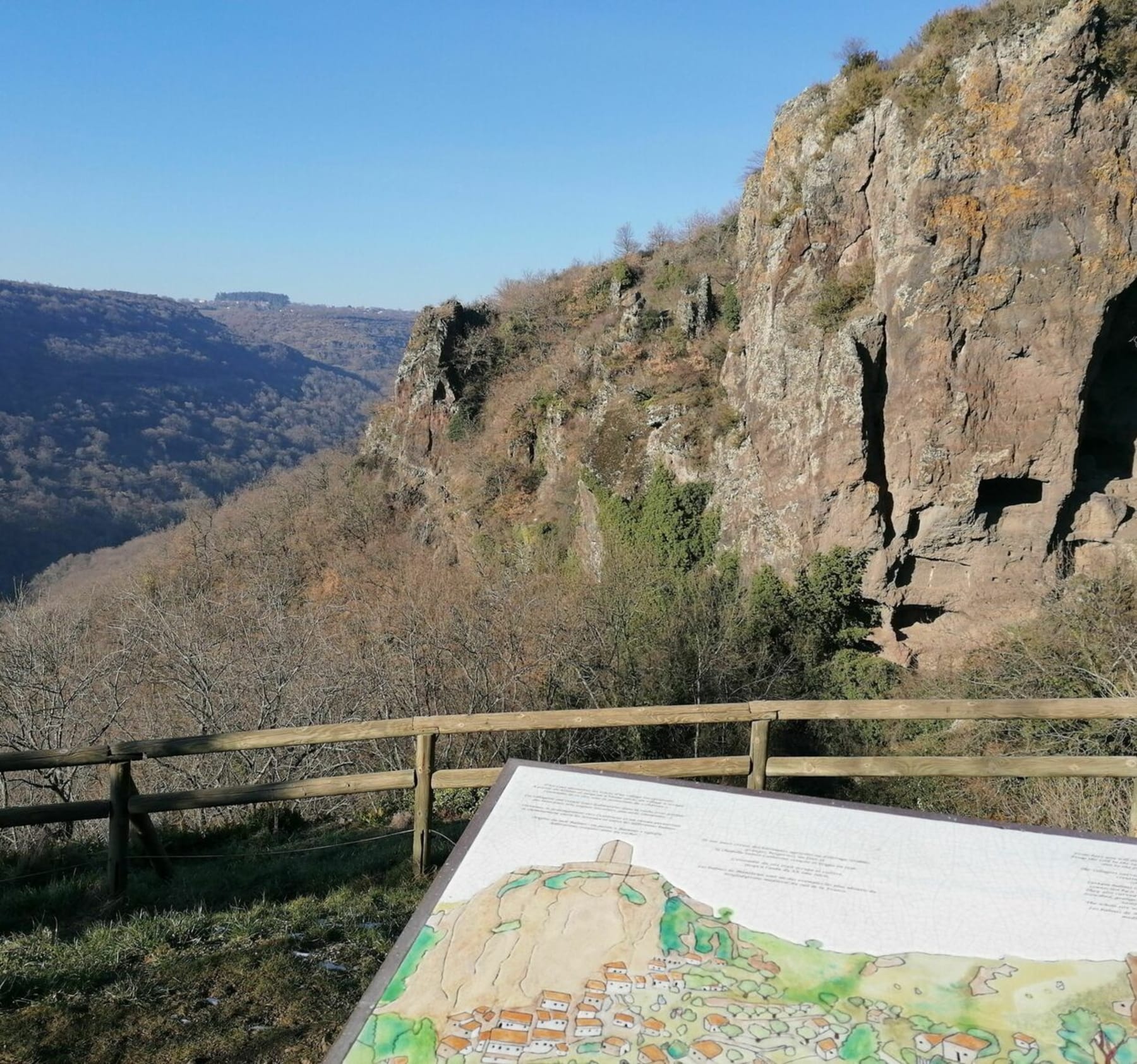Randonnée SaintJeanleCentenier voir les Balmes de Montbrun