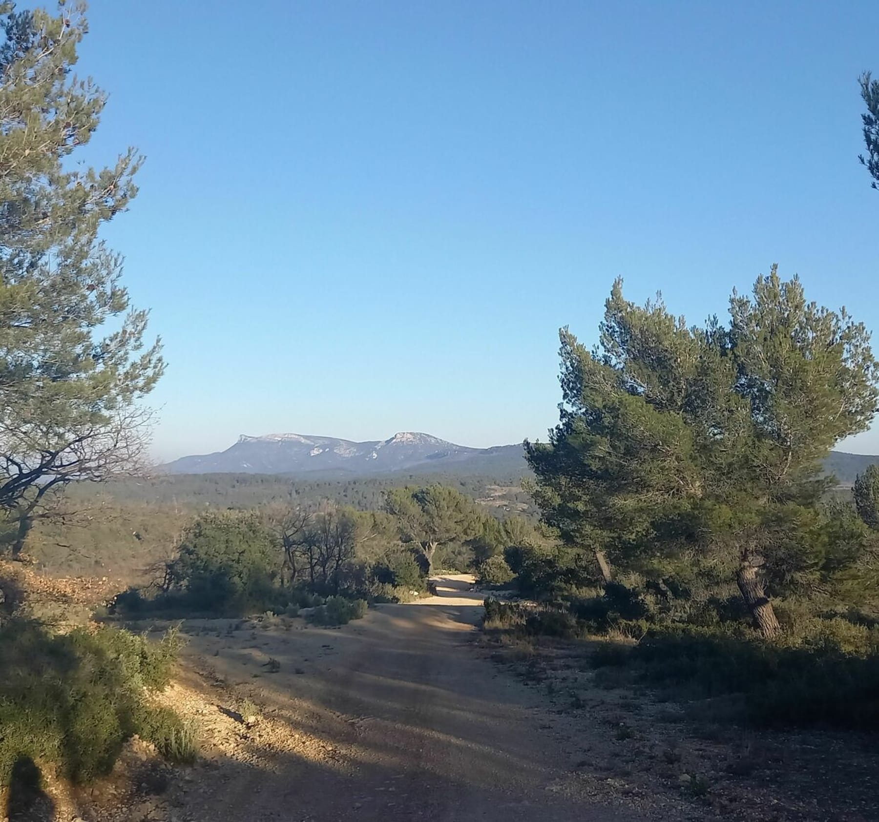 Randonnée Route de Saint-Zacharie, Kirbon - Vue sur la Sainte-Victoire depuis Kirbon