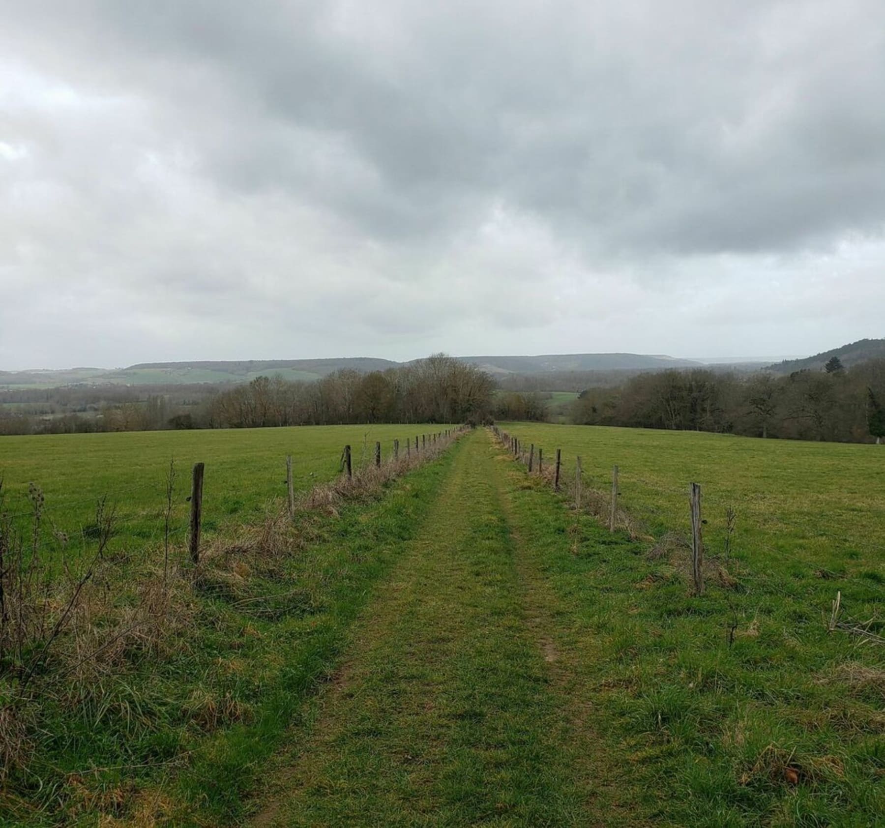 Randonnée Ménilles - Entre rivière et vieilles pierres à Ménilles