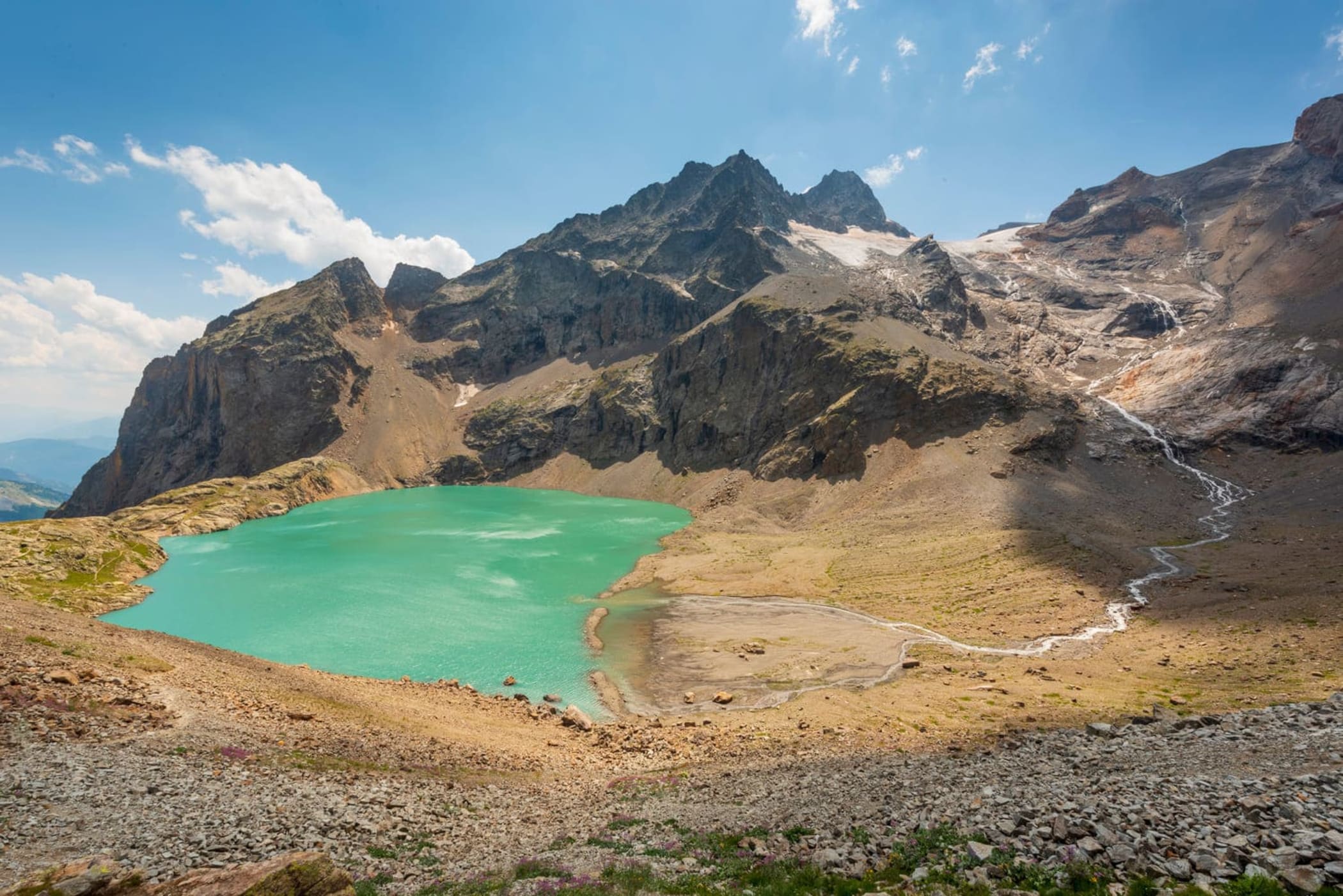 Vue sur le lac de l'Eychauda depuis le sentier de randonnée