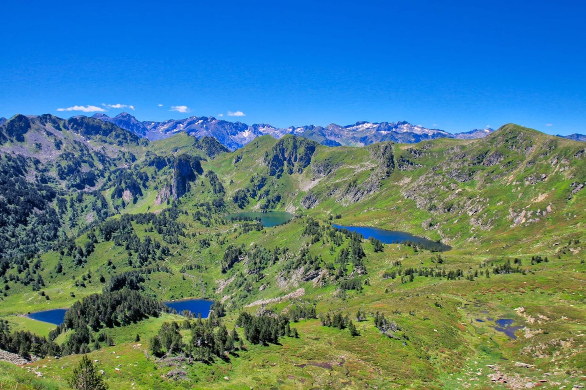 Randonnée étangs de Rabassoles : vue aérienne sur trois lacs entourés de montagnes verdoyantes