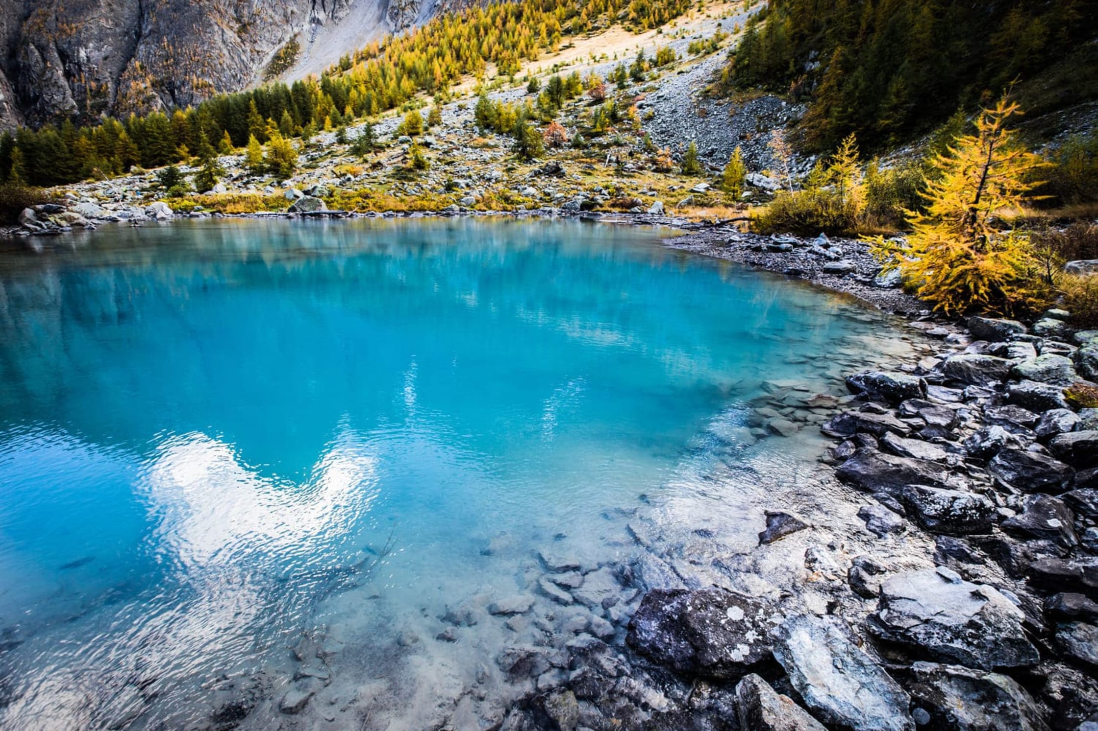 Randonnée lac de la Douche : étendue d'eau bleu turquoise entourée de pierres