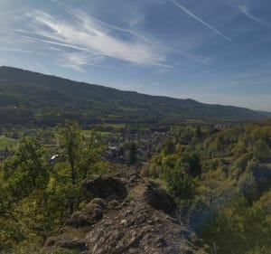 Le rocher Saint Curiat depuis Vic sur Cere - Vic-sur-Cère - 2