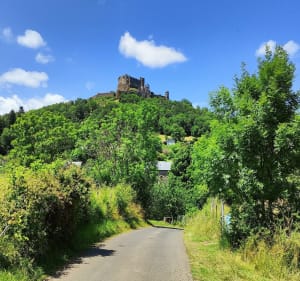 Autour de Murol avec passage à côté du château médiéval. - Murol - 2