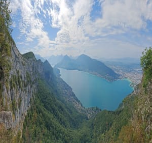 Mont Veyrier en Mont Baron, vanaf het bospad - Annecy - 2