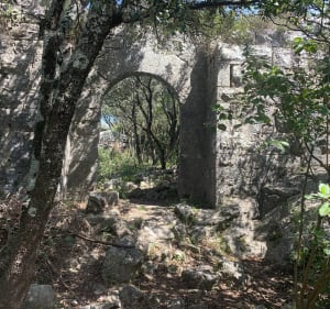 Logrian, les ruines de Castellas et Ruisseau de Crieulon - Logrian-Florian - 4