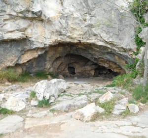 La Roque d’Aubais, la Grotte, La Chapelle et Le Menhir Peyra - Aubais - 3