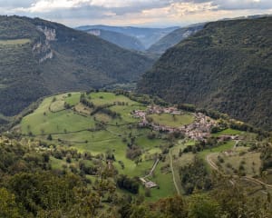 Curieux village rond d'Oncieu et vues depuis la Cathédrale - ELODIE - 8