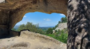 Grotten van Calès vanuit het dorp Lamanon - Lamanon - 13