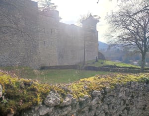 Entre bois et cité médiévale, colline Saint-Hippolyte à Cremieu - Crémieu - 5