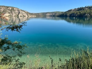 Beschouwing van het Esparronmeer en de magie van zijn azuurblauwe oevers - Gréoux-Les-Bains - 93