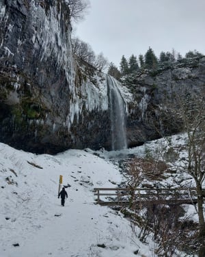 Grande cascade Mont Dore et vue sur le Puy de Sancy - Pierre - 35