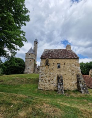 Moment hors du temps face à la tour de Bonvouloir - Juvigny Val d'Andaine - 4