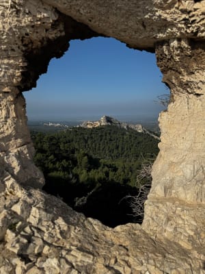 Beklim de Rocher des Deux Trous en geniet van het uitzicht op de Alpilles - Saint-Rémy-de-Provence - 32