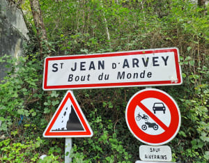 De voetgangersbrug Trou de l'Enfer in Saint-Jean-d'Arvey - Saint-Alban-Leysse - 61