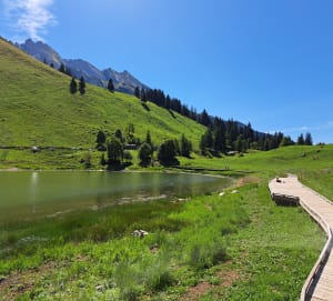 Balade facile en passant par le lac et la retenue Lachat - La Clusaz - 46