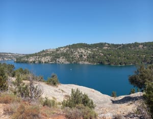 Beschouwing van het Esparronmeer en de magie van zijn azuurblauwe oevers - Gréoux-Les-Bains - 92