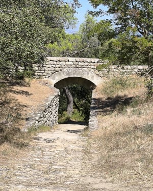 Grotten van Calès vanuit het dorp Lamanon - Sebastien - 13