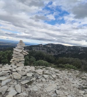 Beklim de Rocher des Deux Trous en geniet van het uitzicht op de Alpilles - Emma - 3