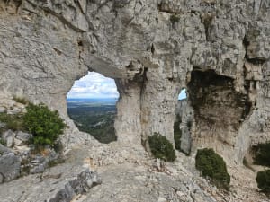 Beklim de Rocher des Deux Trous en geniet van het uitzicht op de Alpilles - Emma - 5