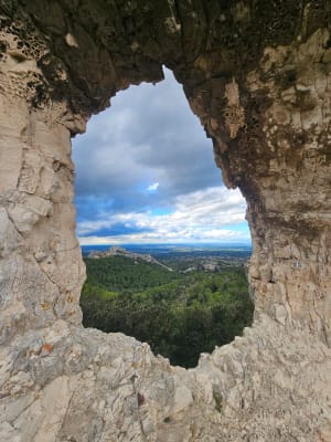 Beklim de Rocher des Deux Trous en geniet van het uitzicht op de Alpilles - Emma - 6