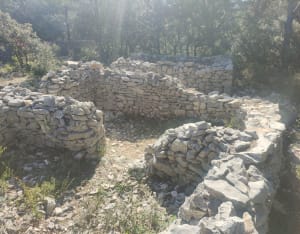Lagnes, le Luberon le long du Mur de la Peste - Lagnes - 8