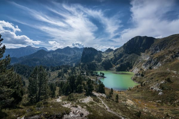 Randonnée étangs de Rabassoles : étendue d'eau turquoise nichée dans les montagnes