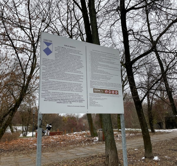 Spacer po historycznym zabytku - Warszawa - 1