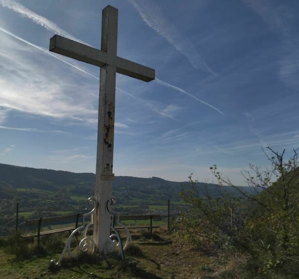 Le rocher Saint Curiat depuis Vic sur Cere - Vic-sur-Cère - 1