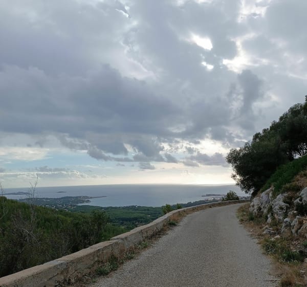 Chemins escarpés vers la Pointe du Cerveau - Sanary-sur-Mer - 1
