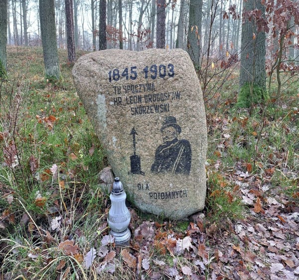 Od leśniczówki do pasa startowego i pamiątkowego głazu. - Zielonowo - 1