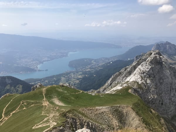 Sommet escarpé de la Tournette et animaux cachés - Chalet de l'Aulp de Montmin, Talloires - 1