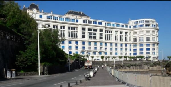 Biarritz et bol d'air au pied du rocher de la Vierge - Biarritz - 1