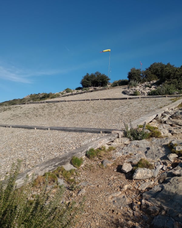Aller voir les parapentistes décoller des Barres Rouges - Eyguières - 1